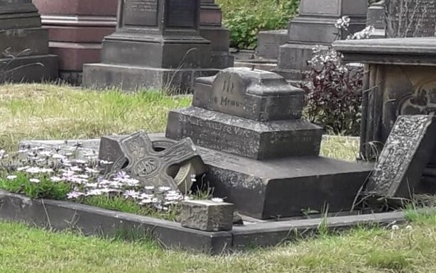 Vint grave and cross in need of repair